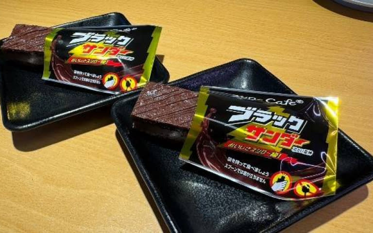 這次「壽司郎」特別推出與「雷神巧克力」的聯名商品「黑雷神巧克力冰霸棒」。（圖／業者提供）