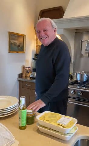 <p>Anthony Hopkins TikTok</p> Anthony Hopkins dances in a kitchen