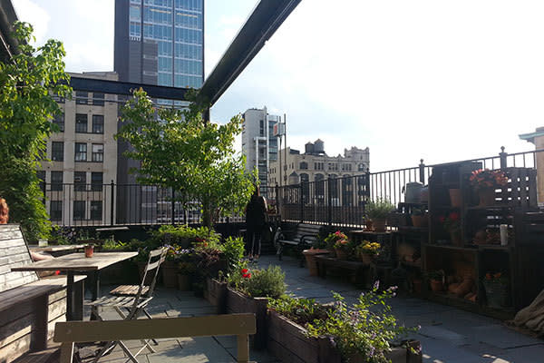 Gallow Green. Al entrar a este lugar creerás que estás en un jardín en el cielo, pues tiene una gran cantidad de plantas que “pintan” de verde todo el bar. Por si fuera poco, además del espectacular panorama, también podrías deleitarte con la banda que toca música en vivo, según el sitio oficial del hotel que lo aloja, The McKittrich Hotel. - Foto: flickr.com/photos/city_of_dis/20146742565/sizes/l