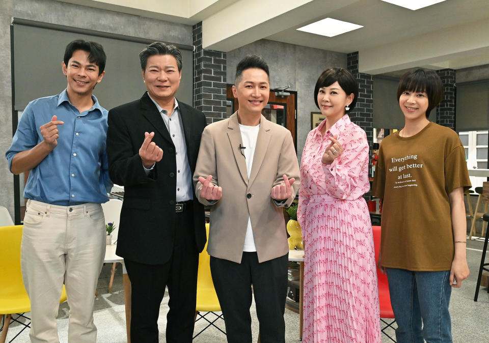 左起，孫綻、陳文山、郭于中、方馨、蔡祥演出結束大合照。（圖／台視提供）