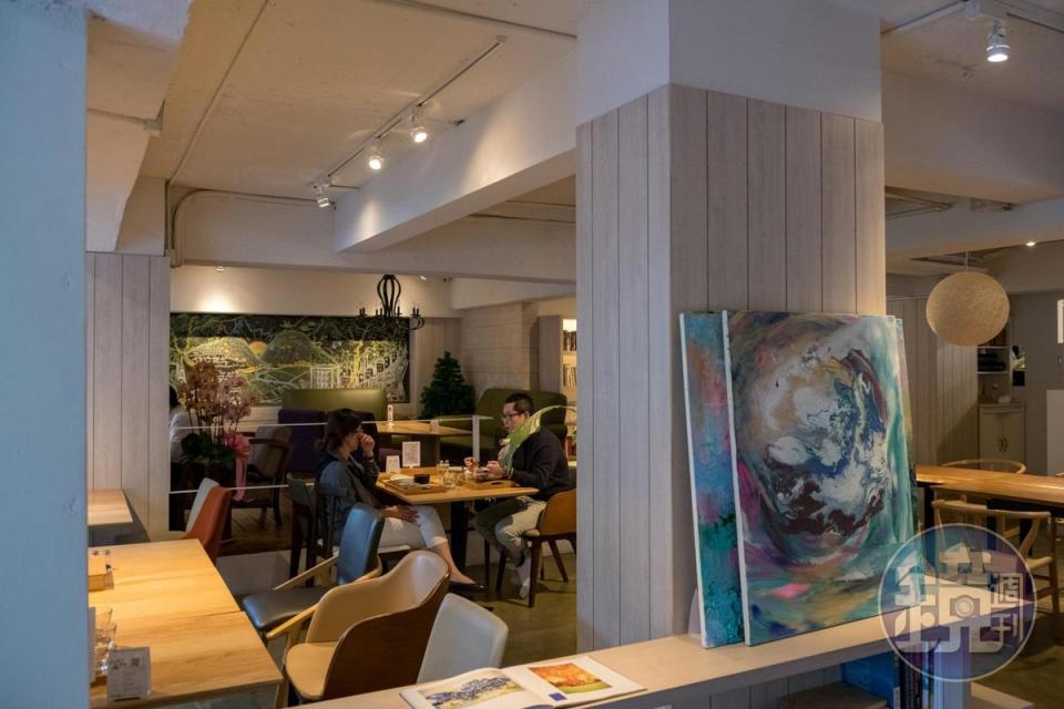 店內空間移植日式舒適咖啡店風格，黑板牆還請日本藝術家操刀。