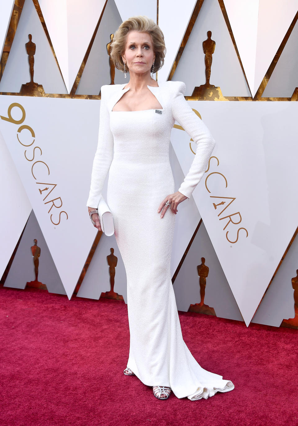 <p>Jane Fonda überzeugt in einem One-Color-Look in Weiß aus der Francois Premier-Kollektion mit Schmuck von Chopard. Zu dem Statement-Look tägt sie den Pin der “Time’s Up”-Bewegung. (Bild: Getty Images) </p>