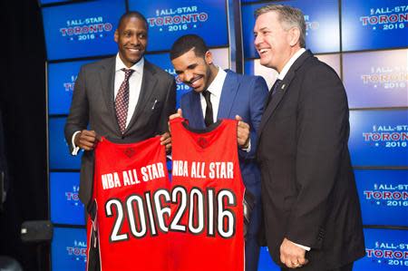 Toronto Raptors general manager Masai Ujiri (L), rapper Drake, and President and CEO of Maple Leaf Sports and Entertainment Tim Leiweke (R) pose after an announcement that the Toronto Raptors will host the 2016 NBA All-Star game in Toronto, September 30, 2013. REUTERS/Mark Blinch