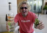 <p>Der ehemalige Van Halen Frontman Sammy Hagar ist kein Neuling im Alkoholgeschäft. Er hatte großen Erfolg mit seinem eigenen Cabo Wabo Tequila, den er 2010 für insgesamt 91 Millionen Dollar (80 Millionen Euro) in zwei Phasen an die Gruppo Campari Spirit Company verkaufte. Im November 2011 startete er in Hawaiii Sammy’s Beach Bar Rum. Er wird von der Hali’imaile Distilling Company auf Maui destilliert. (Canadian Press) </p>