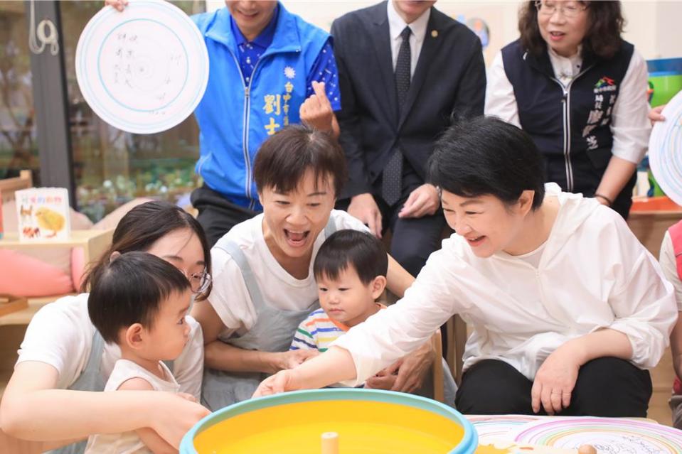 讓青年願生敢養，安心送托。圖右為台中市長盧秀燕。圖／台中市經發局提供