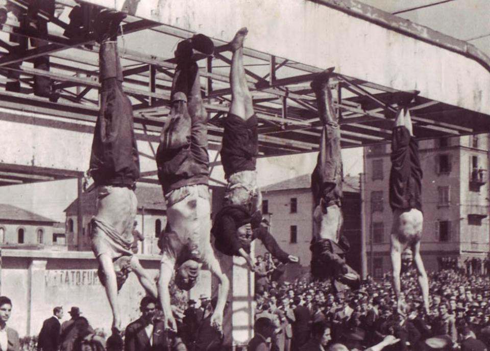 Il Duce y sus compinches, colgados bocabajo en la Piazzale Loreto de Milán.