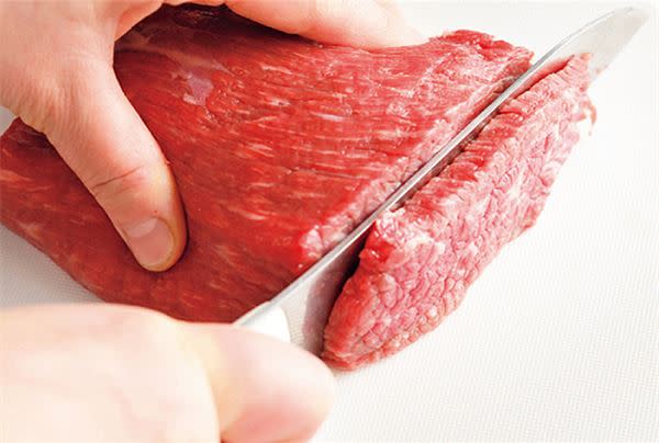 想要做出柔軟多汁的肉料理？第一階段「切肉」就很重要！料理專家傳授私房秘訣