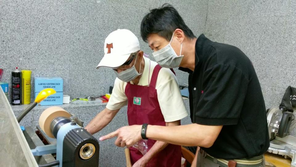 劉賢進（左）靠語言優勢，送至日本研修成為種子職員。(記者彭新茹翻攝)