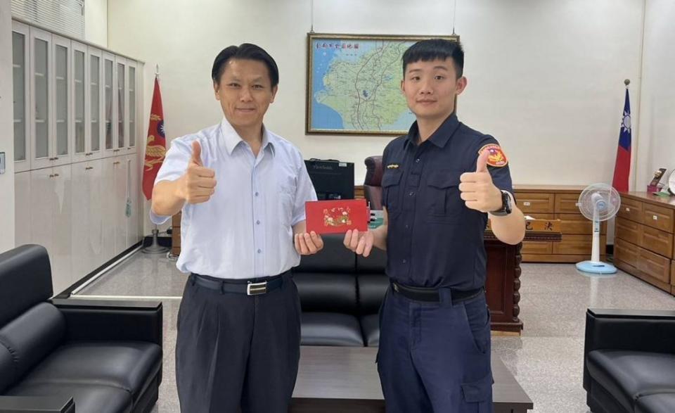 歸仁分局警員黃永勝（右）錄取三等警察特考，分局長邱顯良（左）頒獎勉勵。（記者黃文記攝）