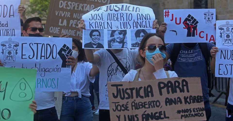 Compañeros, amigos y sociedad en general, protestan a las afueras de Palacio de Gobierno, para manifestar su descontento por los lamentables hechos ocurridos en días pasados con los Hermanos González Moreno.