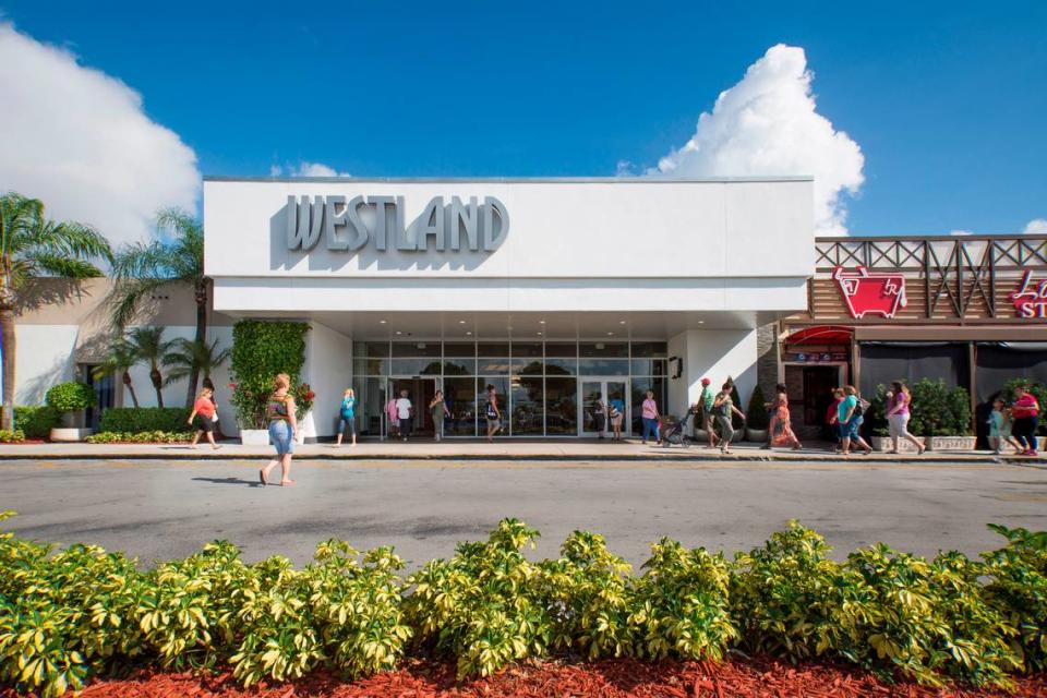 Fachada del Westland Mall ubicado en el corredor comercial de Hialeah en la W 49th St