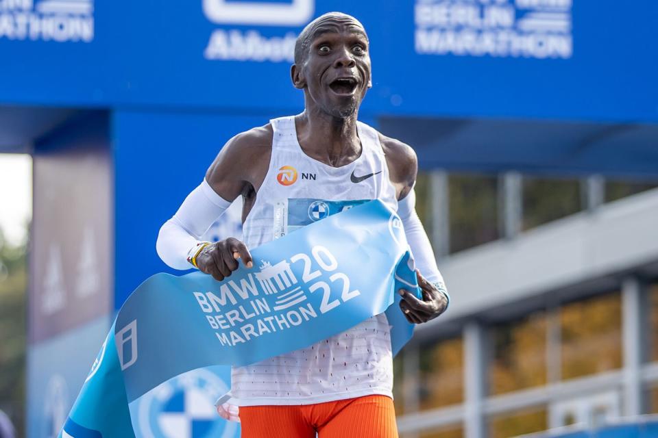 25 September 2022, Berlin: Athletics: Marathon, Decision(s) Marathon. Eliud Kipchoge crosses the finish line first at the BMW Berlin Marathon after 2:01:09 hours and thus a world record.