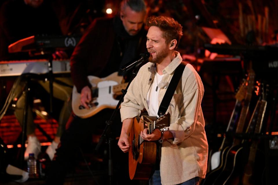 Gastgeber Johannes Oerding sang eine "Lagerfeuer-Version" von "Only Thing We Know". (Bild: RTL / Markus Hertrich)