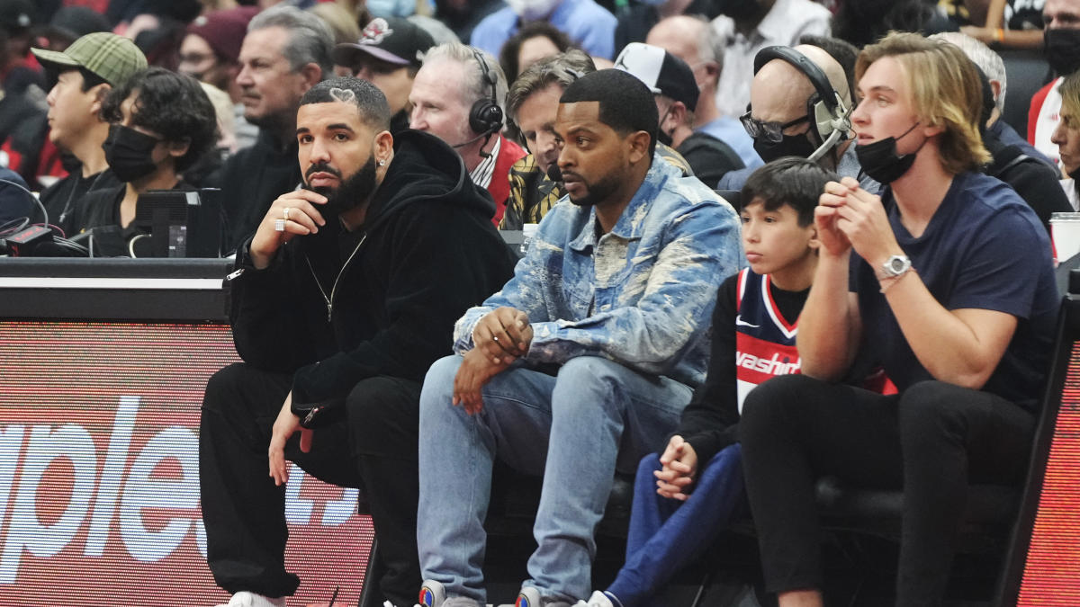 Drake is at game 1 of the Raptors/Wizards series wearing a