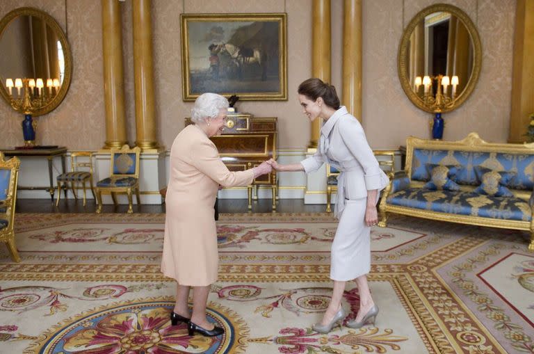 Angelina Jolie e Isabel II en el Palacio de Buckingham en 2014 (Foto: Archivo)