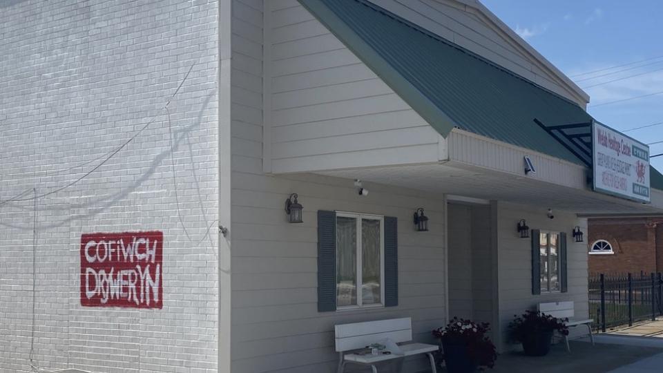 Cofiwch Dryweryn protest mural on a building in Nebraska