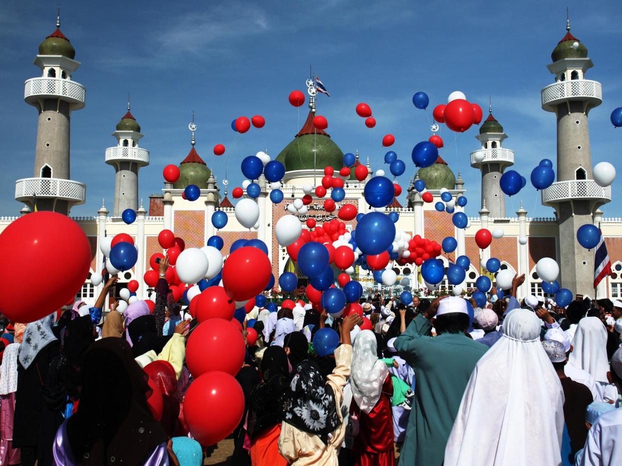 Thai Muslims release hundred of balloons after a morning prayer marking the start of the Islamic feast of Eid al-fitr (2007): Getty