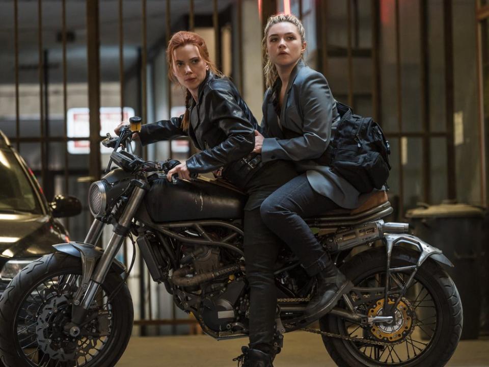 Natasha Romanoff (Scarlett Johansson, l.) und Yelena Belova (Florence Pugh) (Bild: © Marvel Studios 2021. All Rights Reserved.)