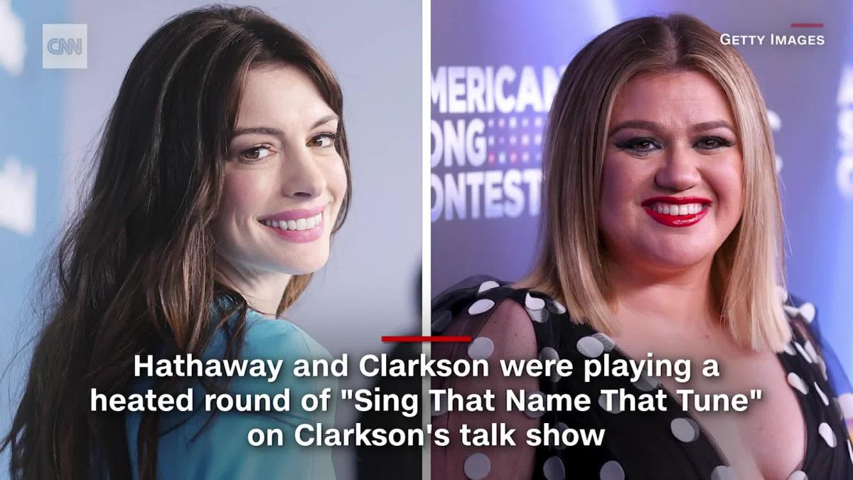 Anne Hathaway Floors Kelly Clarkson In Her Own Singing Game 6282