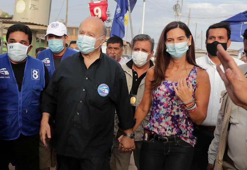 El candidato presidencial de Perú Hernando de Soto, del partido Avanza País, y su esposa Carla Olivieri llegan a un mitin en el barrio de Villa El Salvador, en Lima, Perú