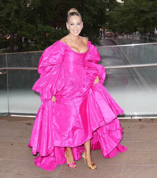 Sarah Jessica Parker Wears Pink Zac Posen Gown, Mismatched Shoes