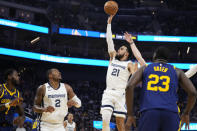 Memphis Grizzlies guard Tyus Jones (21) shoots against the Golden State Warriors during the first half of an NBA basketball game in San Francisco, Wednesday, Jan. 25, 2023. (AP Photo/Godofredo A. Vásquez)
