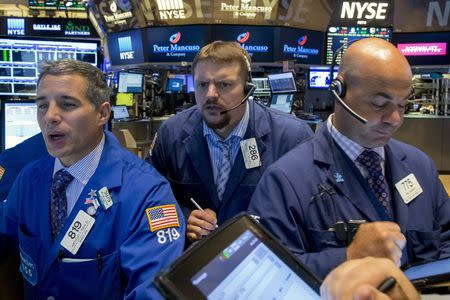 Traders work on the floor of the New York Stock Exchange September 23, 2015. REUTERS/Brendan McDermid