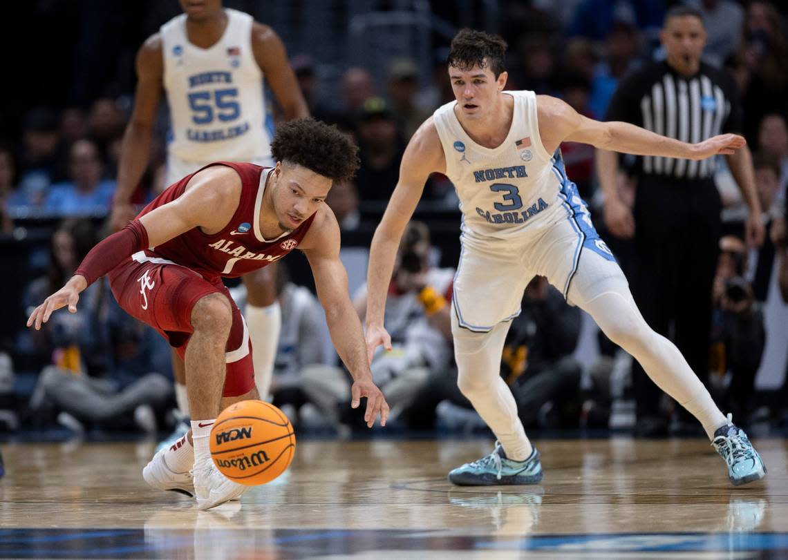 Alabama’s Mark Sears (1) looses control of the ball under pressure from North Carolina’s Cormac Ryan (3) during the first half in the NCAA Sweet Sixteen on Thursday, March 28, 2024 at Crypto.com Arena in Los Angeles, CA.