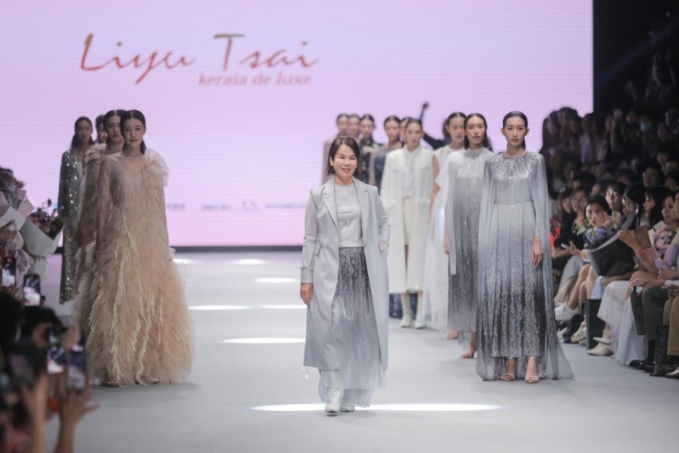 克萊亞國際開發公司發表Liyu Tsai品牌設計總監的秋冬力作，Liyu Tsai在服裝秀結束後率所以模特兒一起向觀眾致謝。(記者張欽翻攝)