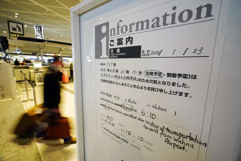 武漢肺炎疫情急遽升高，日本海關也加強對旅客的體溫檢測。圖為東京成田機場。（美聯社）
