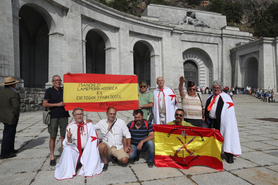 Cientos de personas protestan en el Valle de los Caídos contra la exhumación de Franco