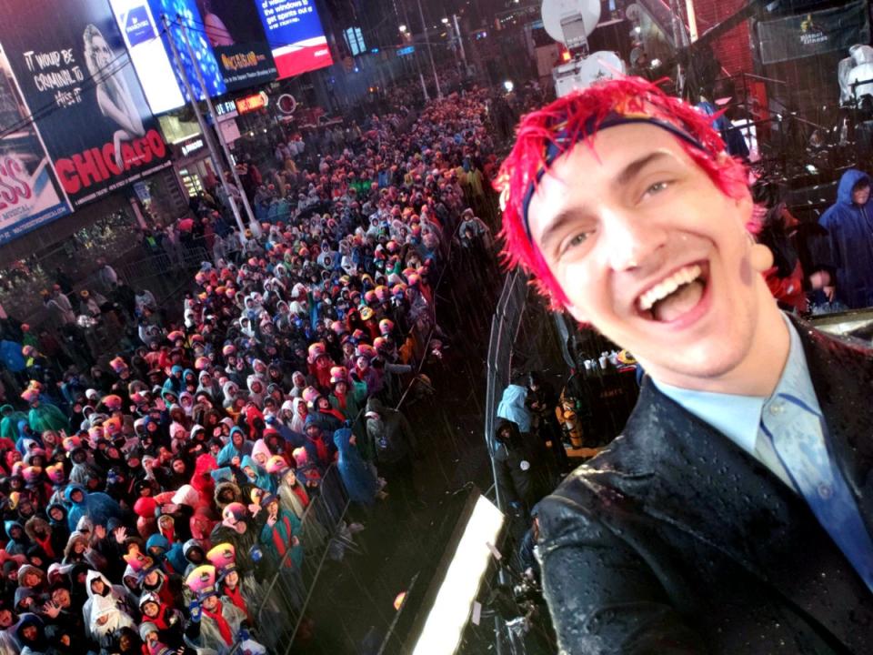 NINJA 在 2018 美國紐約時代廣場的跨年活動自拍
