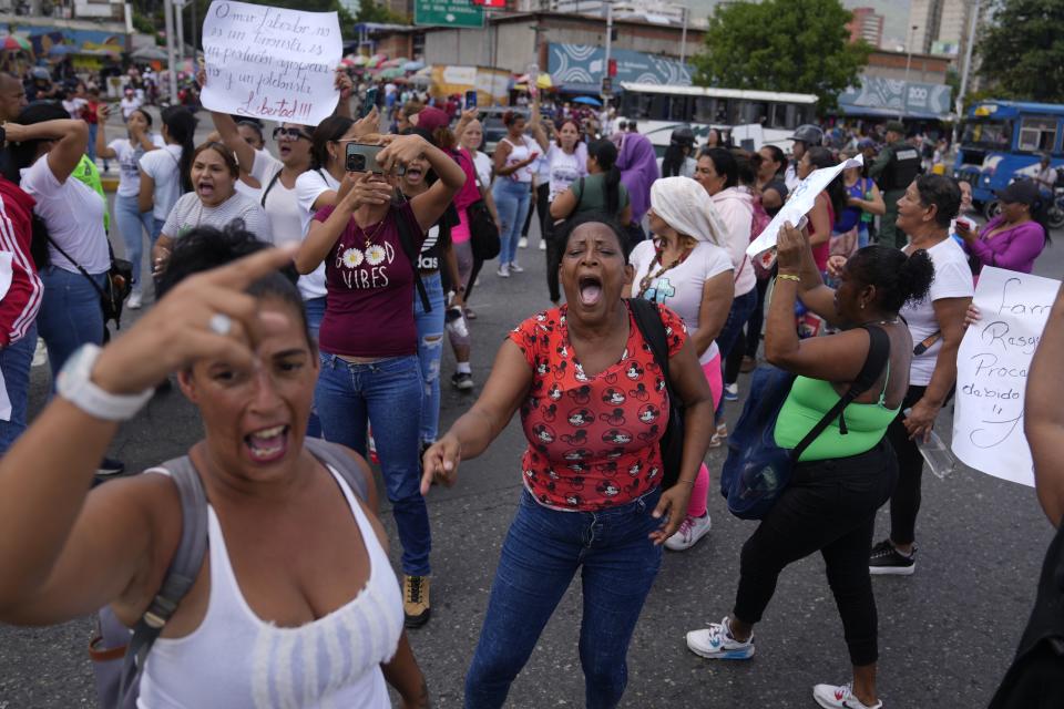 Familiares de presos en huelga de hambre protestan en la avenida Bolívar en Caracas, Venezuela, el miércoles 12 de junio de 2024. Los parientes de los reos protestan por las condiciones penitenciarias y por lo que consideran un lento trámite en el procesamiento de sus casos. (AP Foto/Ariana Cubillos)