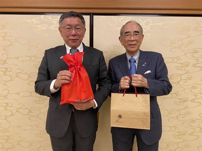 由於大橋光夫知道柯文哲在騎腳踏車，特別致贈日本製腳踏車車載燈。（民眾黨提供／楊亞璇東京傳真）