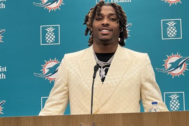 Jalen Ramsey vows to be back with Dolphins sooner than timeline doctors lay  out for him after knee surgery - The Boston Globe