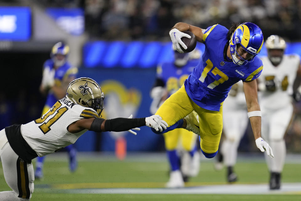 Puka Nacua, receptor de los Rams de Los Ángeles, salta frente a Jordan Howden, de los Saints de Nueva Orleáns, después de lograr una recepción en el duelo del jueves 21 de diciembre de 2023 (AP Foto/Ashley Landis)