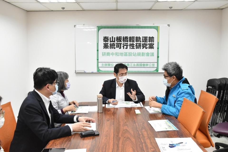 市府同意參採立委江永昌及地方居民針對「泰板輕軌」的建議，修正原始設計，於中和、板橋、土城交界，壽德公園及五權公園附近再新增設一站。   圖：江永昌辦公室提供