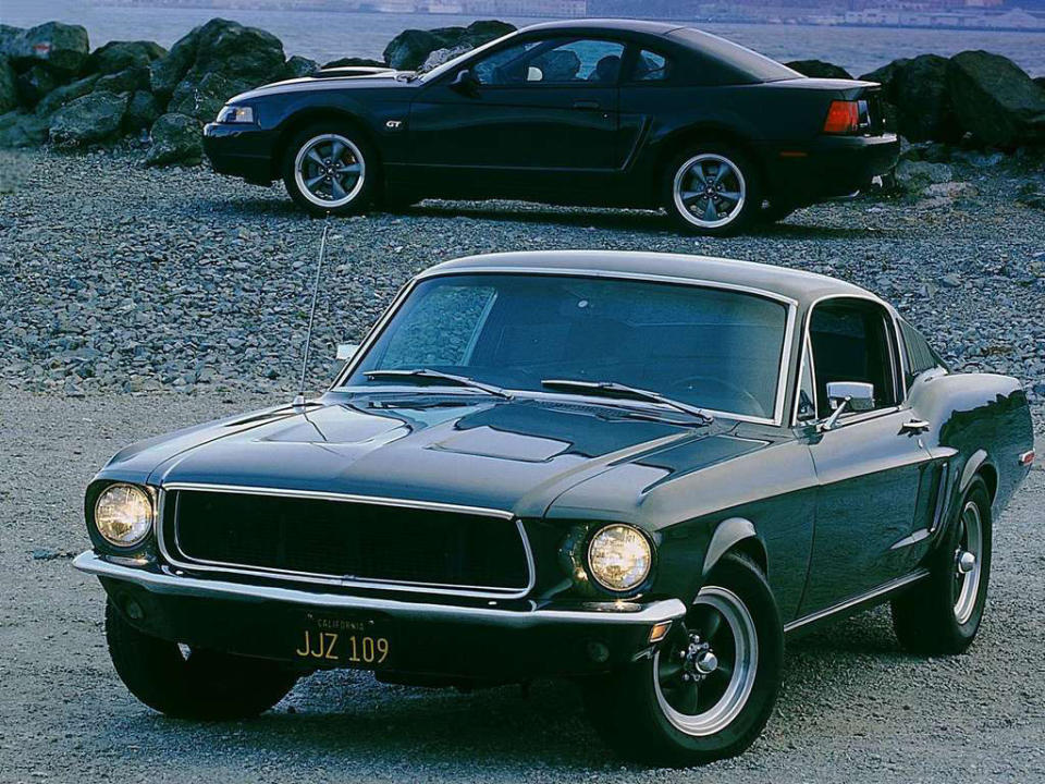 《警網鐵金剛》 Steve McQueen 所駕駛的 1968 Mustang。背景為 2001 Mustang Bullitt GT 特仕版。