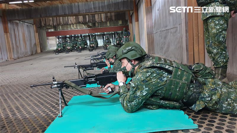 役男將於入營第2週六日，前往中部地區後備部隊訓練中心模擬訓練館進行射擊演練4小時。（圖／記者黎冠志攝影）