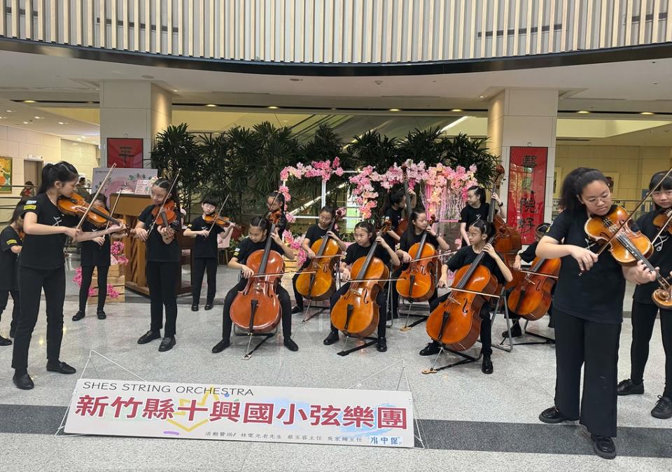 《圖說》十興國小弦樂團演奏「美女與野獸」、「小美人魚」及「告白氣球」多首耳熟能詳的大眾情歌。（圖／中醫大新竹附醫提供）