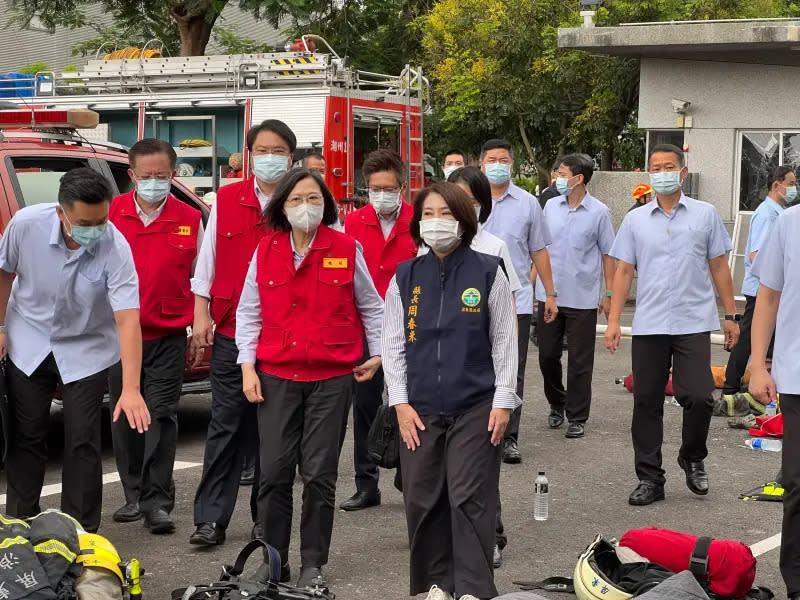 ▲總統蔡英文赴屏東科技產業園區了解工廠大火救災進度，並慰勉現場消防員弟兄。（圖／記者陳建彰攝，2023.09.23）