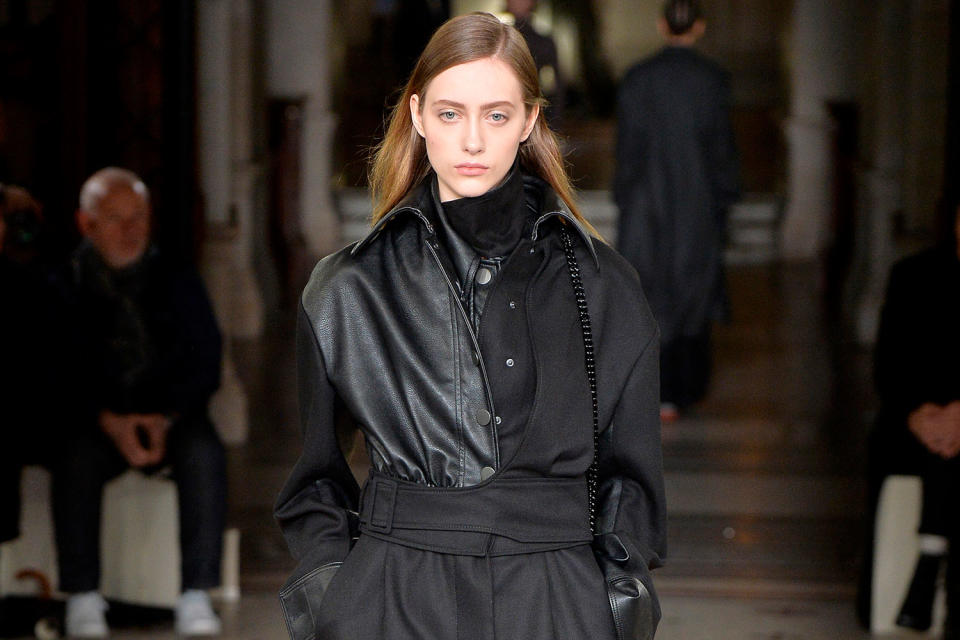 Die Designerin Stella McCartney hat in ihren Kollektionen schon immer auf den Einsatz von Leder und Pelz verzichtet. Das sieht man vielen Entwürfen – wie diesem Mantel – gar nicht an. (Bild: Getty Images) 