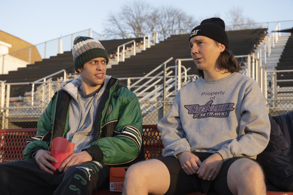 Pete Davidson, izquierda, y Paul Dano en una escena de "Dumb Money" en una imagen proporcionada por Sony Pictures. (Claire Folger/Sony Pictures vía AP)