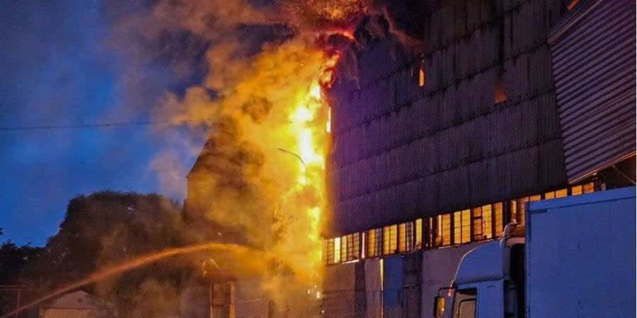 A large-scale fire broke out in the warehouses