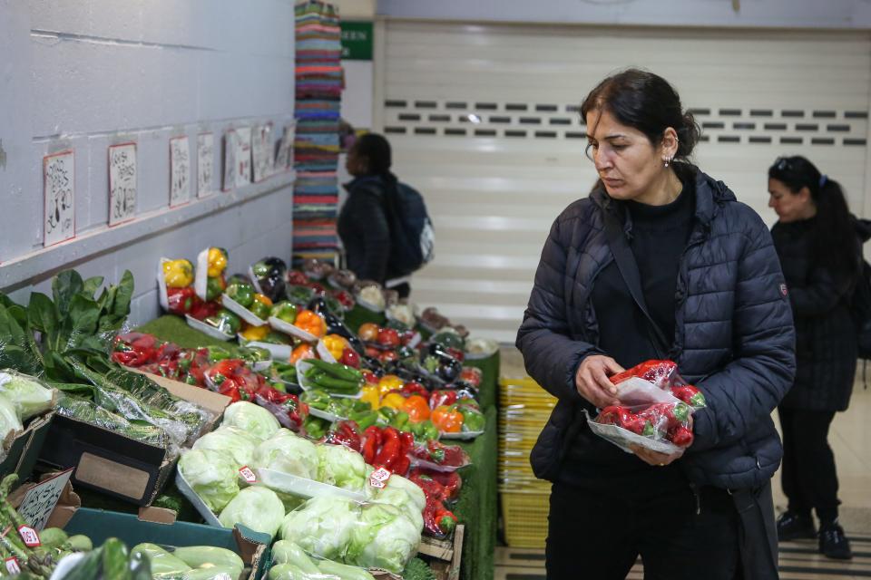 wowan shopping for vegetables