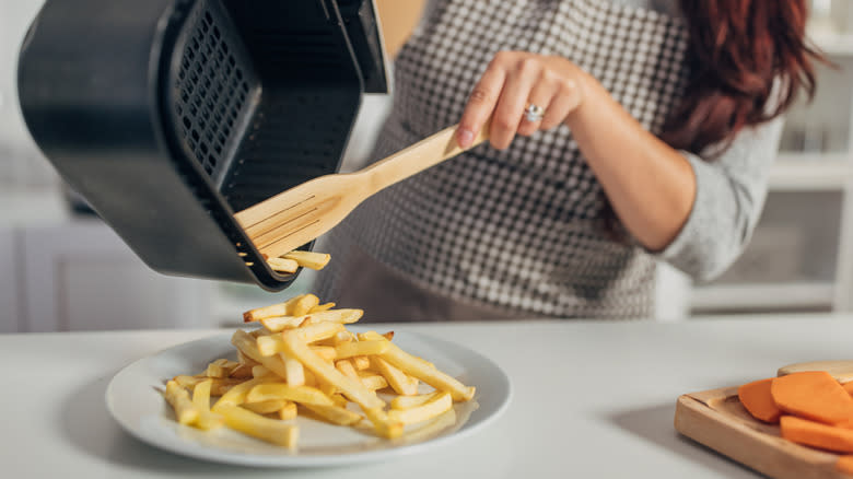 Air fryer fries onto plate