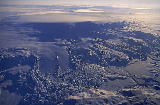 Barðarbunga volcano, covered by the Vatnajökull glacier.