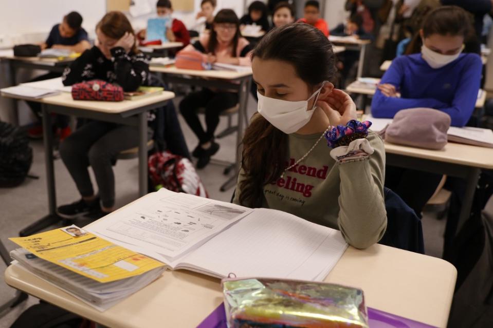 La rentrée scolaire se prépare, mais les chefs d'établissements gardent en tête la possibilité que le protocole sanitaire soit modifié quelques jours seulement avant le retour en classe.