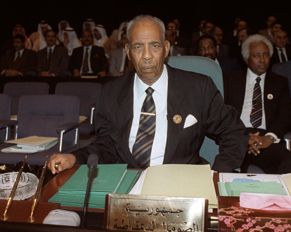 Mohamed Siad Barre llegó al poder en 1969 y en sus primeros años contó con el apoyo de la Unión Soviética, pero lo perdió cuando decidió invadir la región etíope de Ogaden en 1977, de mayoría somalí. A través de la fuerza, logró mantenerse en el poder hasta 1991, cuando se inició la guerra civil en el país que vive casi tres décadas de anarquía. (Foto: Mike Nelson / AFP / Getty Images).