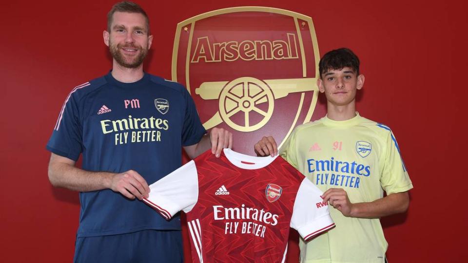 Charlie Patiño firmó su primer contrato profesional con el Arsenal con el director de la academia, Per Mertesacker. Campo de entrenamiento del Arsenal. Colney de Londres, Herts, 16/10/20. Copyright: Arsenal Football Club / David Price.